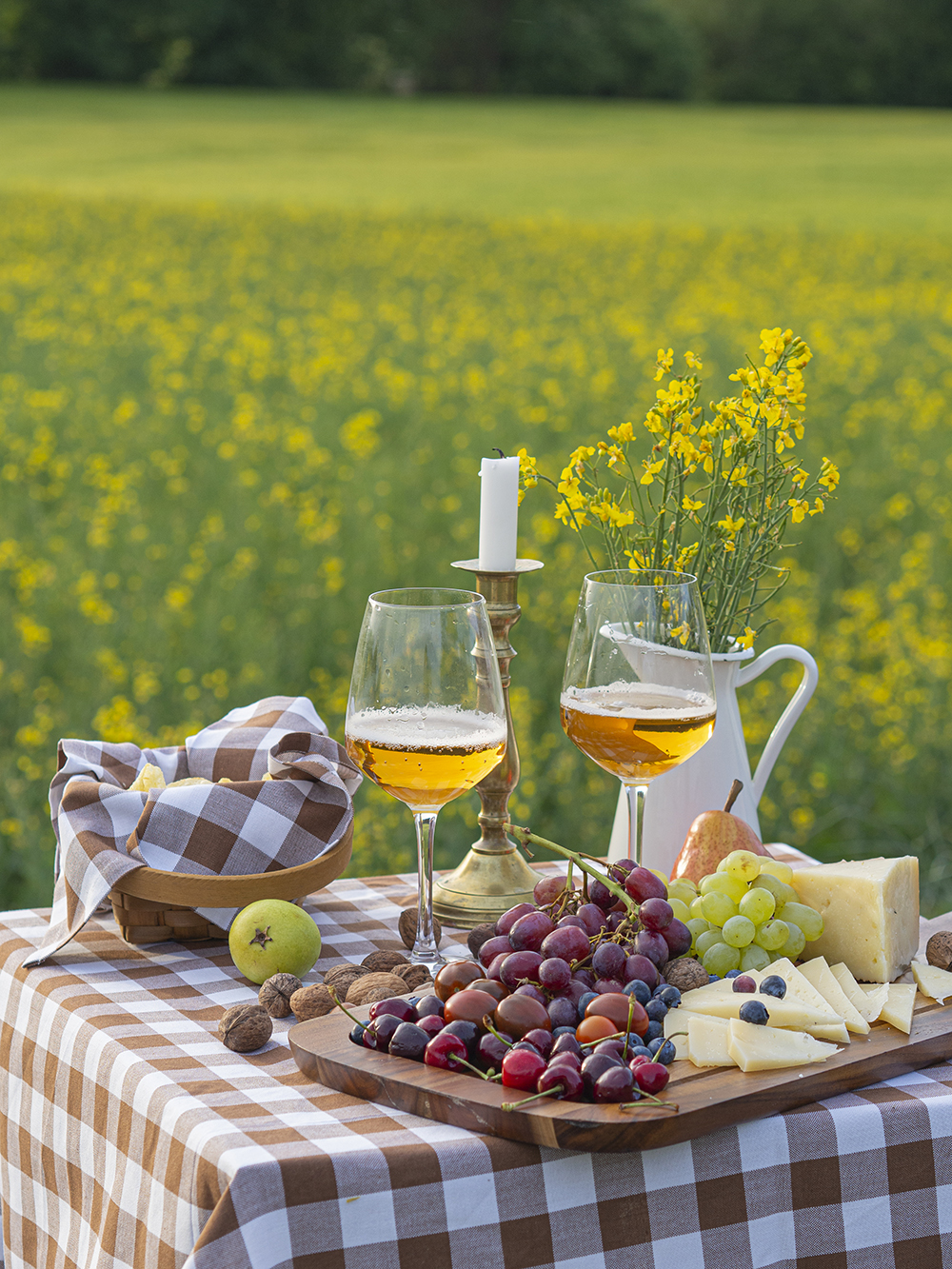Una mesa campestre entre campos de colza para celebrar el amor_18